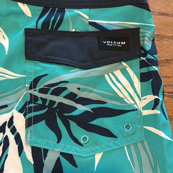 NWT VOLCOM Bleeding Leaf Mod Swim Trunks Board Shorts ~ Size 30 - Picture 5 of 6